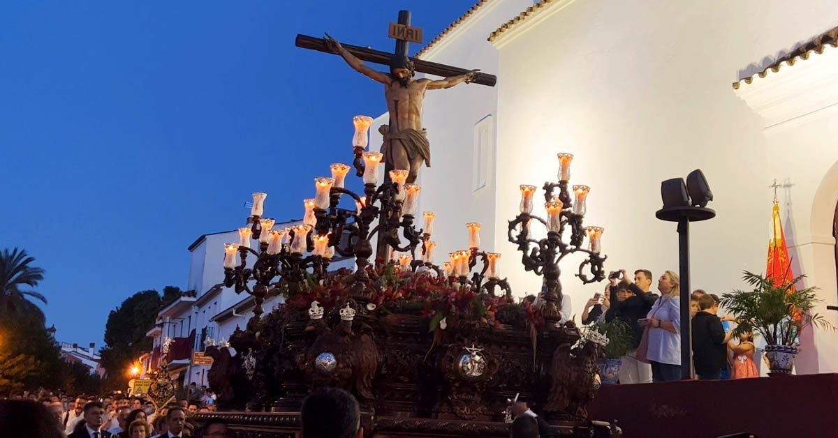 La música cigarrera acompañó al Cristo de la Plaza de Aracena en su 75º aniversario